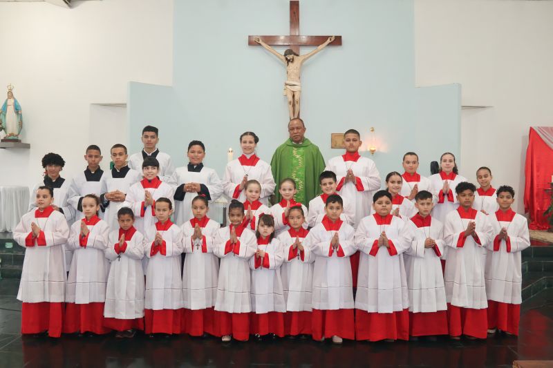 Investidura dos Coroinhas e Servidores do Altar da Paróquia N.S. das Graças