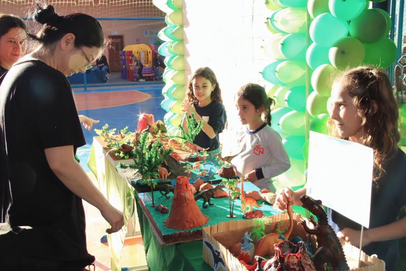 Feira dos Dinossauros do Colégio Naviraí 