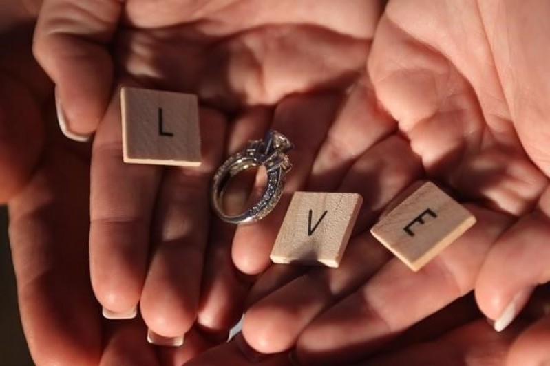 36 perguntas conseguem fazer um casal desconhecido se apaixonar